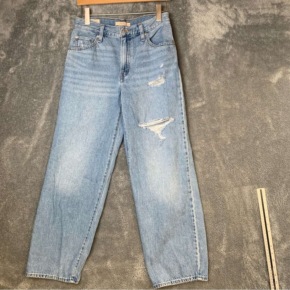 Levi’s Baggy Dad Jean Slightly Distressed Light Wash Size 26 /29” Inseam Midrise - Picture 13 of 14